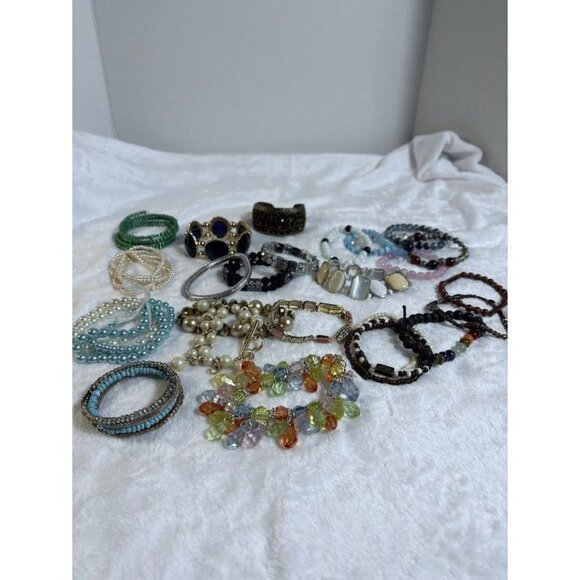 Assorted Beaded & Metal Bracelets Mixed Styles & Colors Costume Jewelry - Picture 2 of 6